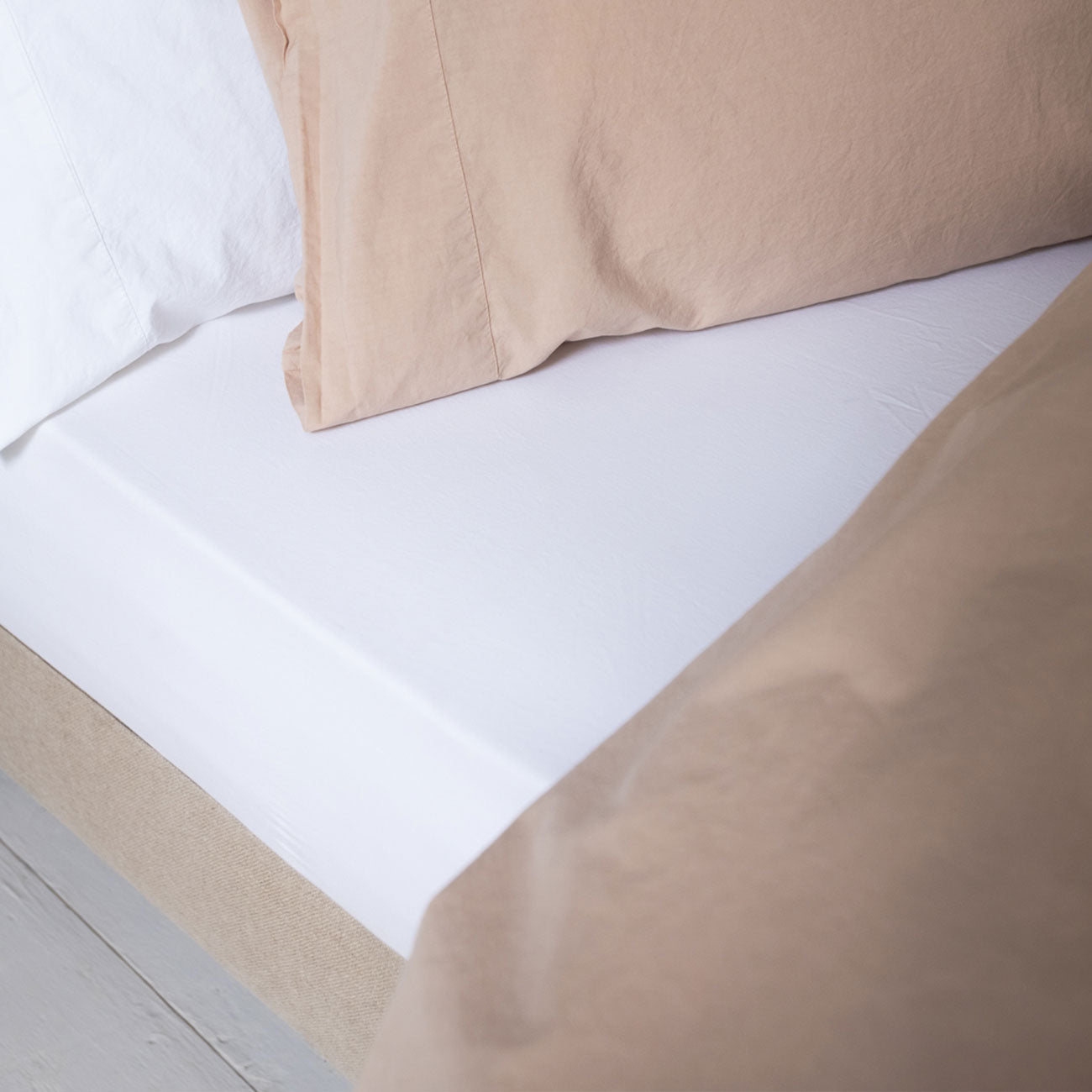 White Washed Cotton Fitted Sheet - Piglet in Bed