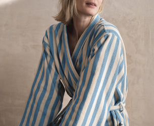 Baumwoll-Bademantel Pembroke Stripe in Küstenblau